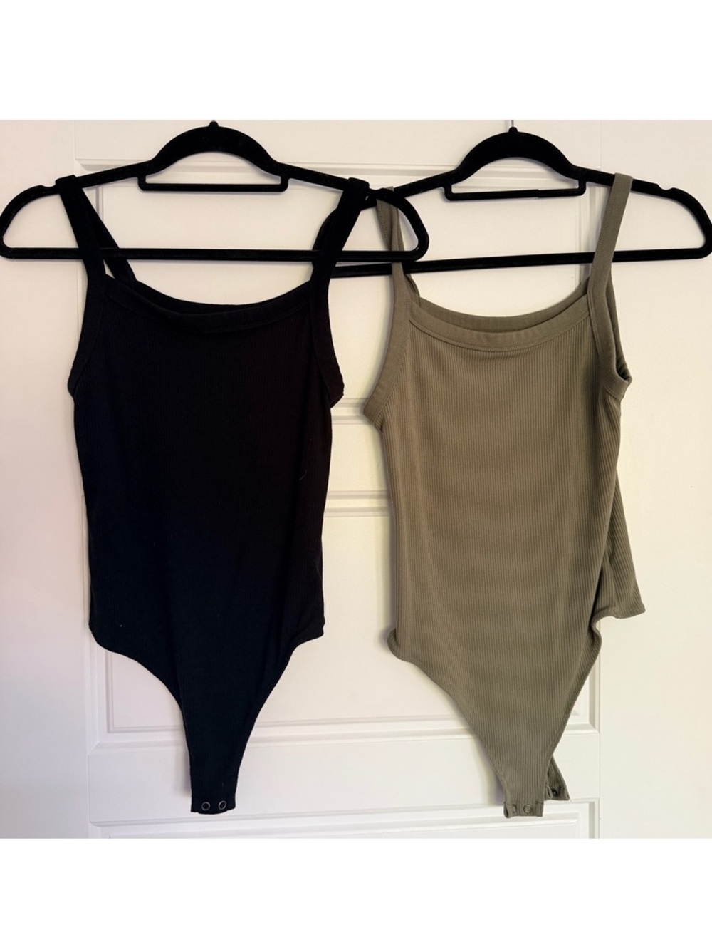 American Eagle - Ribbed Scoop Neck Bodysuit - Black and Olive - Medium